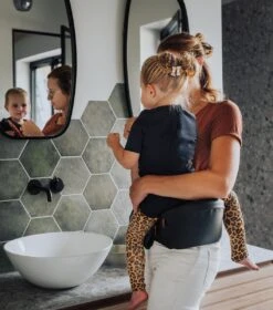 EVE Kids Heupdrager - Baby En Peuter - Heupzitje - Draagzak - Zwart Leer -Babyreizen 1058x1200 1