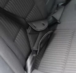 Merkloos Auto Gordel Beschermer - Gordelhoes - Autogordel Bescherming - Gordelbeschermer - Nekbeschermer Kind - Gordelbeschermhoes - Nekkussen / Neksteun -Babyreizen 1200x1155 3
