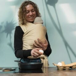 Cuddie Baby Draagdoek - Premium Organic Baby Draagdoek Gemaakt Van Bio Katoen - Newborns Tot 15 Kg - Baby Cadeau - Met Wenskaart - Sand -Babyreizen 1200x1200 1043