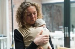 Cuddie Baby Draagdoek - Premium Organic Baby Draagdoek Gemaakt Van Bio Katoen - Newborns Tot 15 Kg - Baby Cadeau - Met Wenskaart - Sand -Babyreizen 1200x799 22