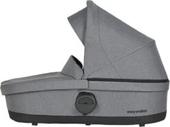 Easywalker Harvey 3 / Harvey³ Voordeelset Bestaande Uit Kinderwagen, Reiswieg, Voetenzak, Regenhoes Voor Zitting En Reiswieg, Hoes Voor De Reiswiegmatras - Kleur Fossil Grey -Babyreizen 1200x898 6