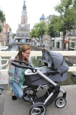 Dooky Universal Cover Zonnescherm Kinderwagen - Grey Stars 24 Dooky Universal Cover Zonnescherm Kinderwagen - Grey Stars -Babyreizen 799x1200 10