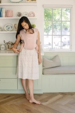 Ergobaby - Embrace - Draagzak Baby - Blush Pink -Babyreizen 799x1200 32