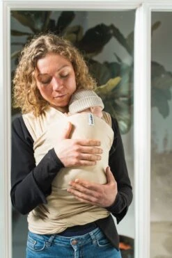 Cuddie Baby Draagdoek - Premium Organic Baby Draagdoek Gemaakt Van Bio Katoen - Newborns Tot 15 Kg - Baby Cadeau - Met Wenskaart - Sand -Babyreizen 799x1200 37