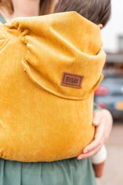 ByKay - Draagzak - Click Carrier Classic - Special Edition Rib Zeki Yellow - Teske De Schepper -Babyreizen 800x1200 75